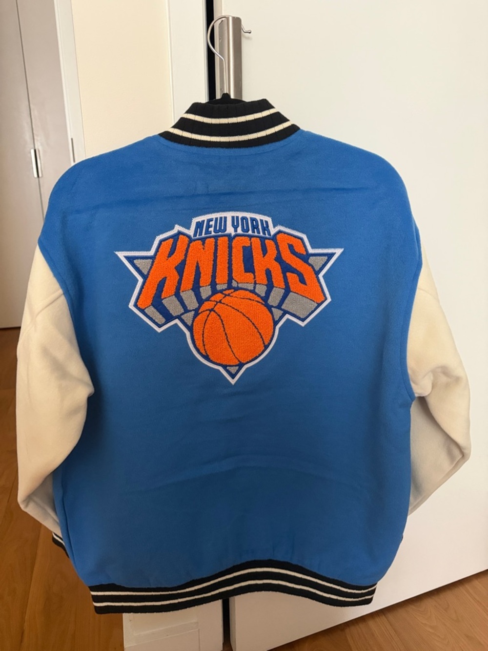 Unisex New York Knicks FISLL Blue/Cream Full-Snap Varsity Jacket - Picture 2 of 6